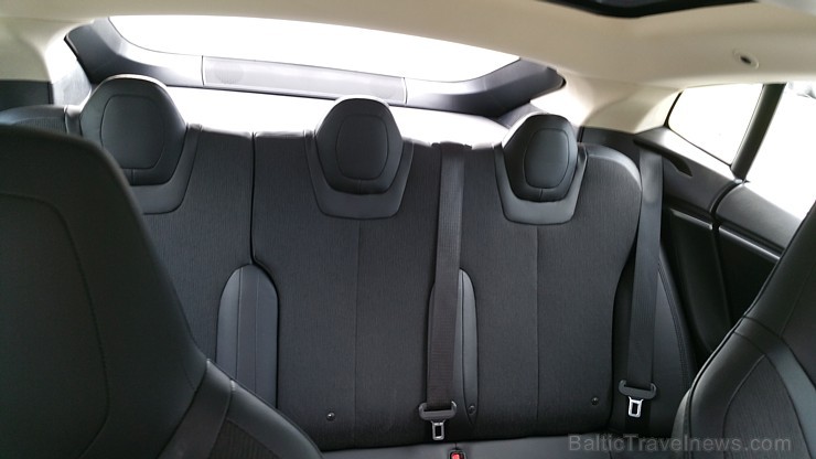 Tesla Model S piedāvā 3 pietiekoši ērtas vietas pasažieriem aizmugurē 156100