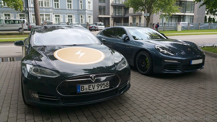 Pie Jūrmalas restorāna «International»  Tesla Model S un Porsche Panamera S E-Hybrid... viens no viņiem maksā 90 000 un otrs aptuveni 130 000 eiro 156106