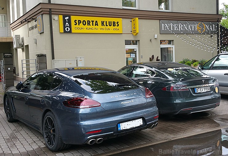 Pie Jūrmalas restorāna «International»  Tesla Model S un Porsche Panamera S E-Hybrid... no aizmugures skata 156107