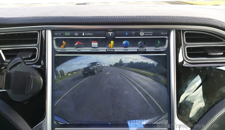 Tesla Model S kustīgais ekrāns ir tikai aizmugures kamerai 156116