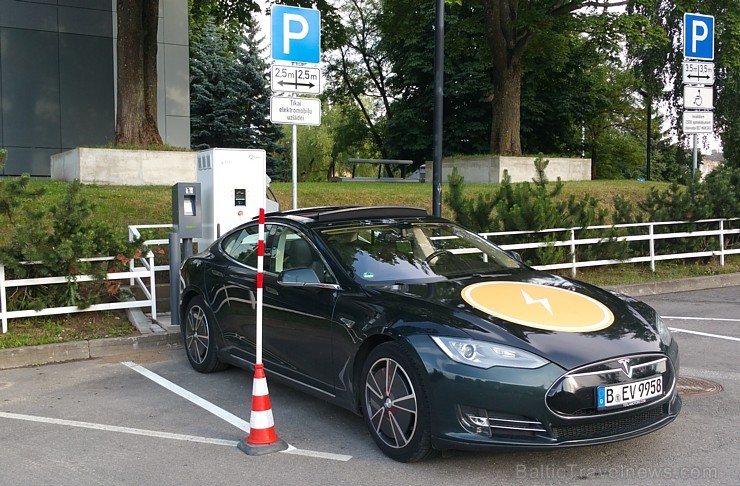 Tesla Model S uzlādes stacijā pie CSDD Rīgā, Bauskas ielā... pusstundas laikā rindā jau bija divi  VW UP elektroautomobiļi 156123
