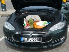 Tā kā Tesla Model S elektromotors atrodas uz ass, tad ierastā motora telpa ir brīva bagāžai un tā ir ļoti laba buferzona avārijas gadījumā 3