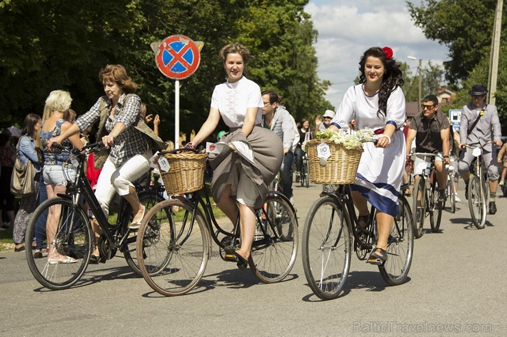 Svētku dalībnieki tika aicināti tērpties, piedomājot par to, kas modē bija senos laikos, tāpat arī uzpucēt savus velosipēdus, ar ko doties tradicionāl 156502