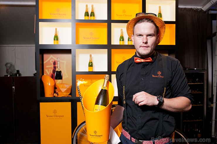 Sadarbībā ar Veuve Clicquot restorāna SEZONA dzirkstošajā vakarā tiek baudīta vasarīga mūzika, šampanietis un uzkodas 156599