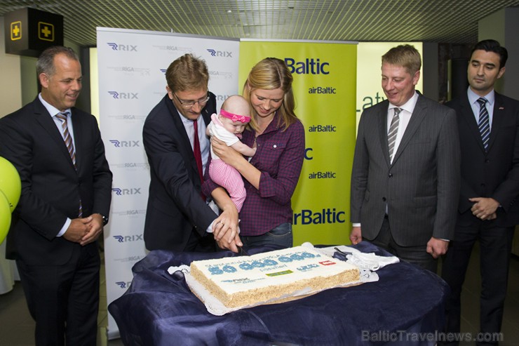Starptautiskā lidosta «Rīga» sagaidīja savu 50 miljono pasažieri kopš lidostas dibināšanas - Montu Skābarnieci, kura liedostā ieradās ar airBaltic rei Starptautiskā lidosta «Rīga» sagaidīja savu 50 miljono pasažieri kopš lidostas dibināšanas - Montu Skābarnieci, kura liedostā ieradās ar airBaltic rei 156706