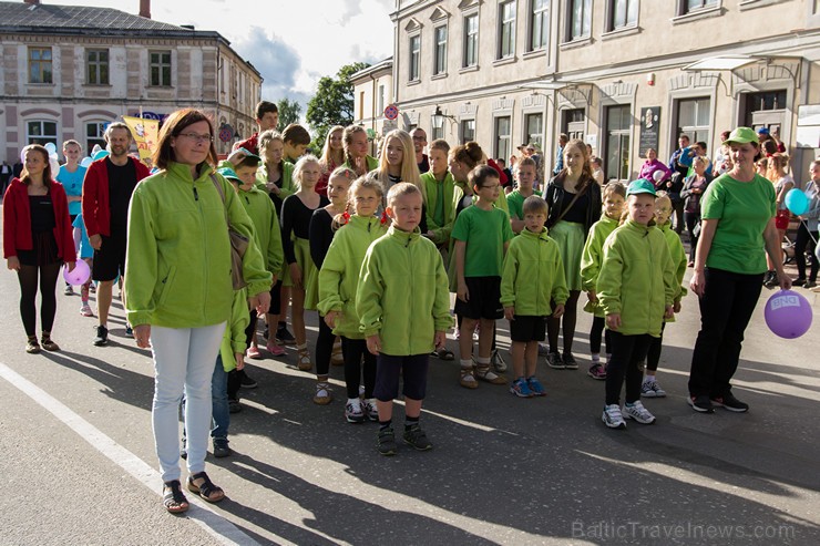 Ar tradicionālo svētku gājienu atklāti Limbažu pilsētas svētki 156824