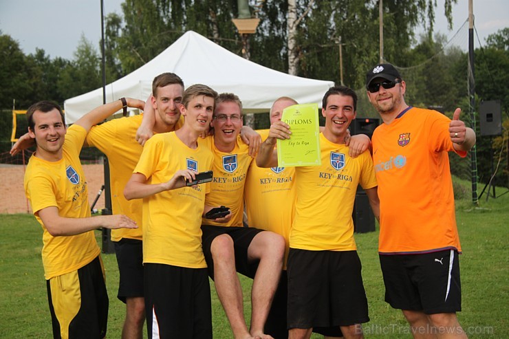 Bārmeņi, pavāri, viesmīļi, istabenes un direktori cīnās par sportiskā uzņēmuma titulu 158061