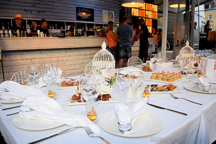 Kluba - restorāna SEZONA viesi mūzikas pavadībā bauda šampanieti un šefpavāra gardumus 158636