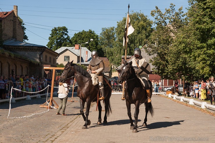 Siena tirgus laukumā svētku apmeklētāji iepazīstas ar dažādām zirgu izmantošanas tradīcijām 158651