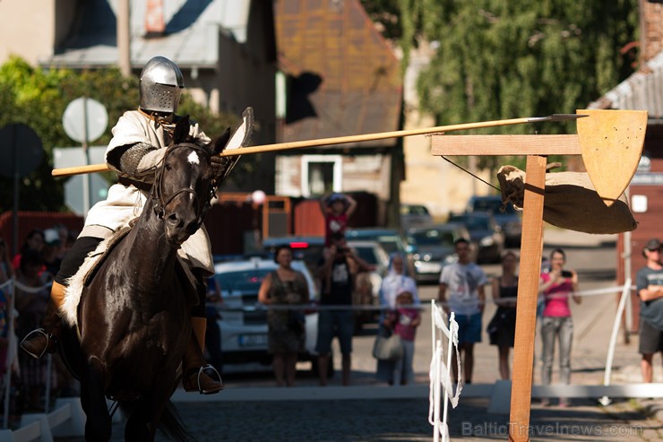 Siena tirgus laukumā svētku apmeklētāji iepazīstas ar dažādām zirgu izmantošanas tradīcijām 158654