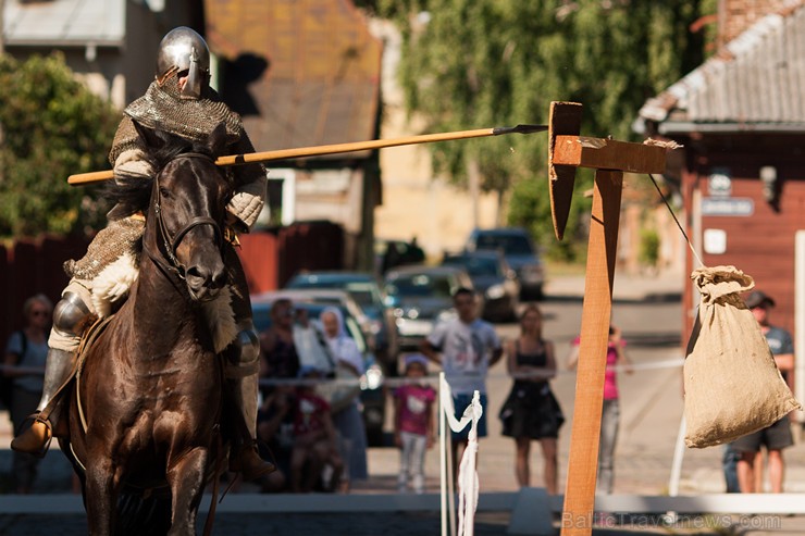 Siena tirgus laukumā svētku apmeklētāji iepazīstas ar dažādām zirgu izmantošanas tradīcijām 158655