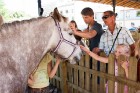 Siena tirgus laukumā svētku apmeklētāji iepazīstas ar dažādām zirgu izmantošanas tradīcijām 9