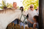 Siena tirgus laukumā svētku apmeklētāji iepazīstas ar dažādām zirgu izmantošanas tradīcijām 10