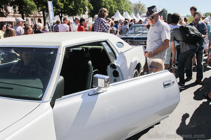 Amerikāņu auto īpašnieki ar auto izstādi sveic rīdziniekus svētkos 158763