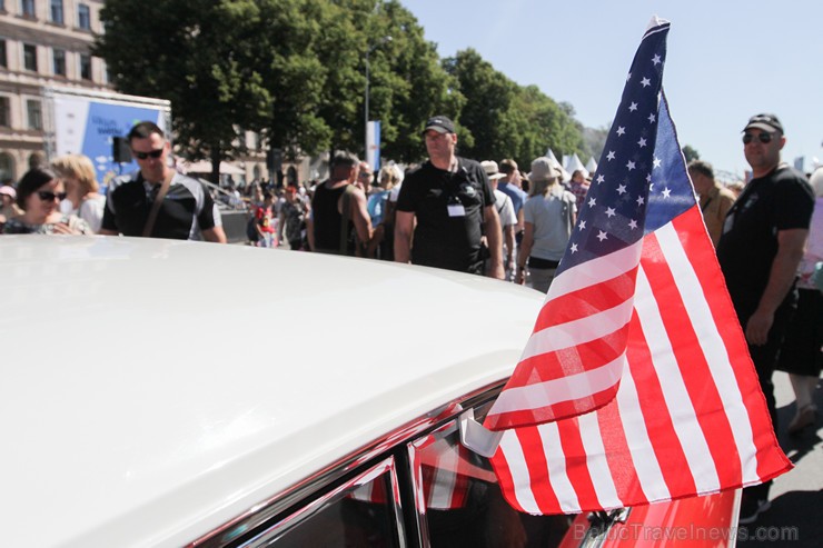 Amerikāņu auto īpašnieki ar auto izstādi sveic rīdziniekus svētkos 158764