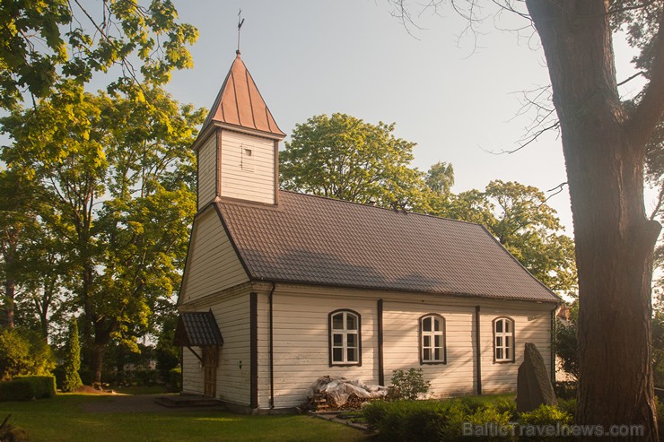 Mērsraga baznīcas sākumi meklējami 16.gs. Pašreizējā Mērsraga luterāņu baznīca celta 1809. gadā, to pārbūvējot 1986. gadā Mērsraga baznīcas sākumi meklējami 16.gs. Pašreizējā Mērsraga luterāņu baznīca celta 1809. gadā, to pārbūvējot 1986. gadā 159160