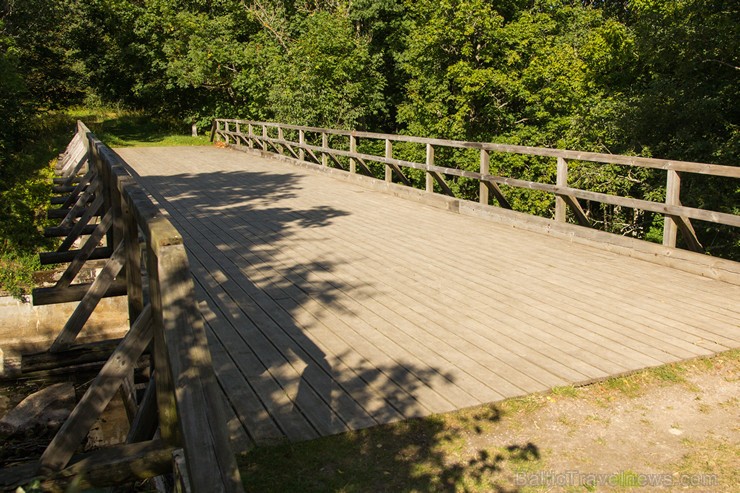 Rīvas upes koka tilts ir Latvijā vienīgais koka atgāžņu sistēmas konstrukcijas tilts 159278