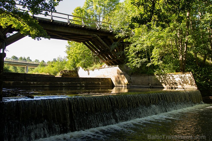 Rīvas upes koka tilts ir Latvijā vienīgais koka atgāžņu sistēmas konstrukcijas tilts 159287