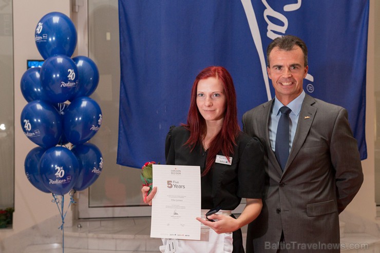 Pilna servisa starptautiskā viesnīca Radisson Blu Daugava Hotel kopā ar tās ilggadējiem darbiniekiem atzīmē 20 gadu jubileju Pilna servisa starptautiskā viesnīca Radisson Blu Daugava Hotel kopā ar tās ilggadējiem darbiniekiem atzīmē 20 gadu jubileju 159596