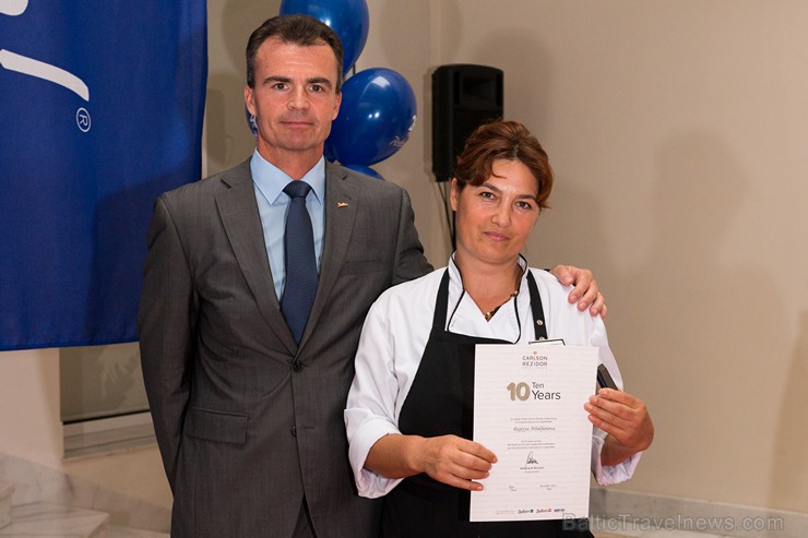 Pilna servisa starptautiskā viesnīca Radisson Blu Daugava Hotel kopā ar tās ilggadējiem darbiniekiem atzīmē 20 gadu jubileju Pilna servisa starptautiskā viesnīca Radisson Blu Daugava Hotel kopā ar tās ilggadējiem darbiniekiem atzīmē 20 gadu jubileju 159602