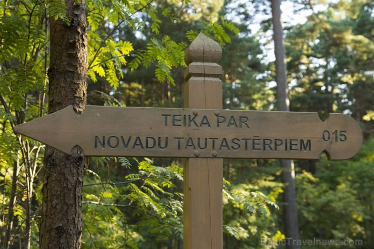 Bernātu dabas parka skulptūru grupā attainota teika par krāsu rašanos Nīcas tautastērpa brunčos 159791