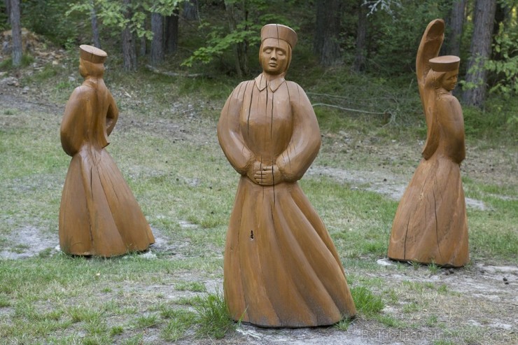 Bernātu dabas parkā uzstādīta Nīcas novada koktēlnieka Alvja Vitrupa izgatavotā skulptūru grupa – tautu meitas, velns ar krāsu podiem un informācijas  159801