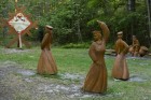 Bernātu dabas parka skulptūru grupā attainota teika par krāsu rašanos Nīcas tautastērpa brunčos 3