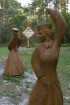 Bernātu dabas parka skulptūru grupā attainota teika par krāsu rašanos Nīcas tautastērpa brunčos 4