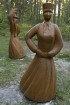 Bernātu dabas parka skulptūru grupā attainota teika par krāsu rašanos Nīcas tautastērpa brunčos 6
