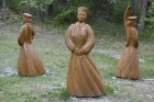 Bernātu dabas parkā uzstādīta Nīcas novada koktēlnieka Alvja Vitrupa izgatavotā skulptūru grupa – tautu meitas, velns ar krāsu podiem un informācijas  1