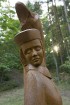 Bernātu dabas parka skulptūru grupā attainota teika par krāsu rašanos Nīcas tautastērpa brunčos 13
