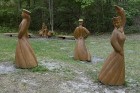 Bernātu dabas parka skulptūru grupā attainota teika par krāsu rašanos Nīcas tautastērpa brunčos 14