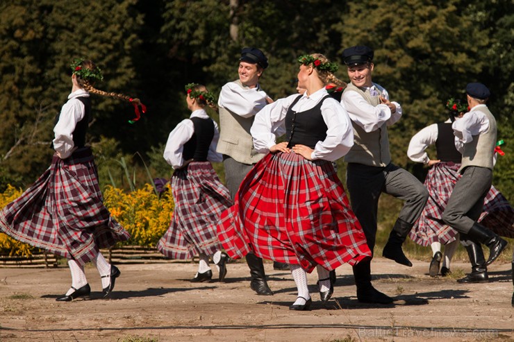Bagātīgi svin pirmos atjaunotos Kokmuižas svētkus 160835