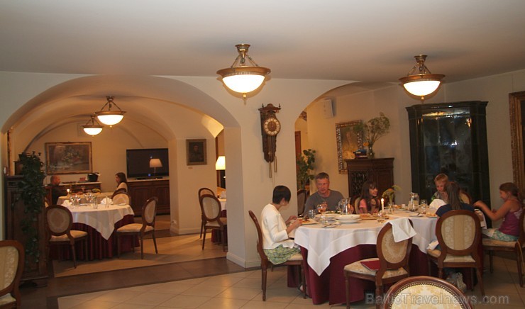 Mālpils muižas restorānā ar lielu darba mīlestību saimnieko šefpavāre Aija Gabrāne 160921