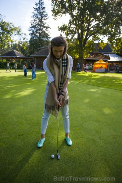 Golfa kluba «Golf Club Viesturi» atvērto durvju dienas dalībnieki ar entuziasmu apgūst golfu 161056