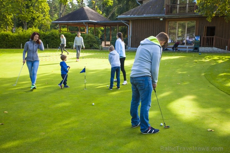 Golfa kluba «Golf Club Viesturi» atvērto durvju dienas dalībnieki ar entuziasmu apgūst golfu 161060
