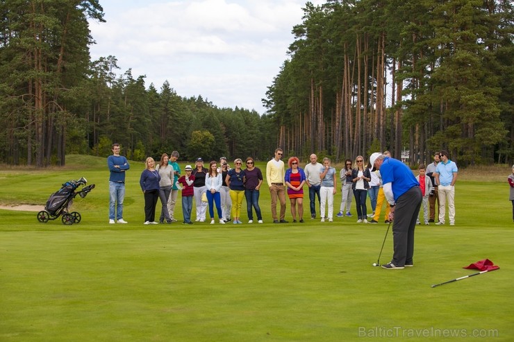 Golfa kluba «Golf Club Viesturi» atvērto durvju dienas dalībnieki ar entuziasmu apgūst golfu 161070