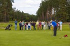 Golfa kluba «Golf Club Viesturi» atvērto durvju dienas dalībnieki ar entuziasmu apgūst golfu 16
