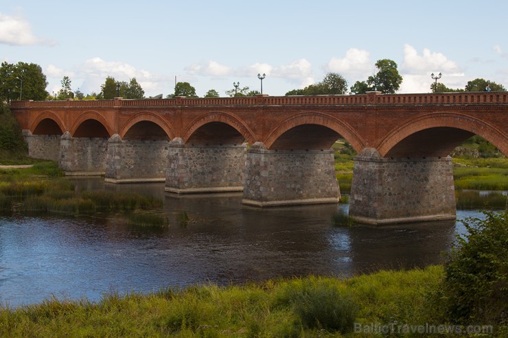 Kuldīgas ķieģeļu tilts pār Ventas upi ir viens no Kuldīgas simboliem 161117