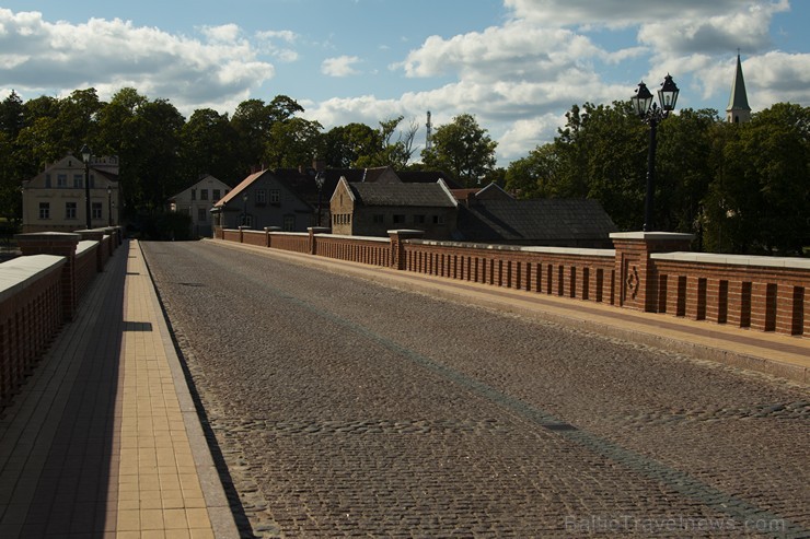 Kuldīgas ķieģeļu tilts pār Ventas upi ir viens no Kuldīgas simboliem 161125