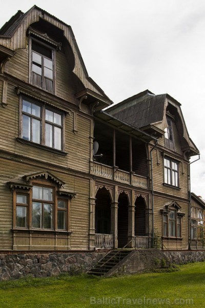 Kokgriezumiem un kolonnām bagātīgi rotātā koka māja ir viena no augstākajām Ainažos un ir atzīta par Eiropas kultūrvēsturiskā mantojuma daļu Kokgriezumiem un kolonnām bagātīgi rotātā koka māja ir viena no augstākajām Ainažos un ir atzīta par Eiropas kultūrvēsturiskā mantojuma daļu 161719