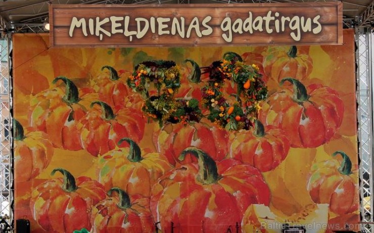 Rīgā ražas svētkus tradicionāli atzīmē ar Miķeļdienas gadatirgu Doma laukumā. Apmeklētājus priecēja rudens veltes, amatnieku meistardarbi un kultūras  161829