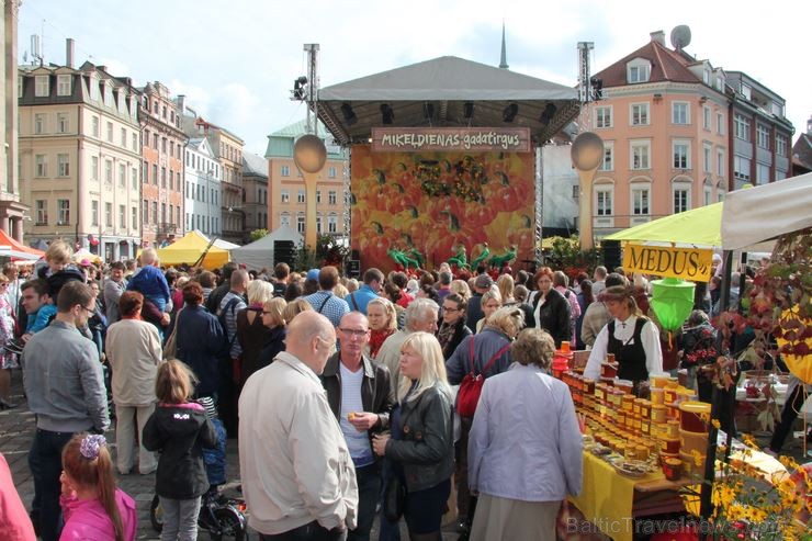 «Miķeļdienas gadatirgus» Doma laukumā pulcē lielu skaitu apmeklētāju un amatnieku no visas Latvijas 161860