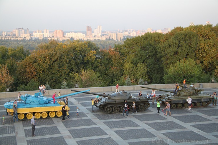 Monumenta «Dzimtene māte» laukumā pilsētnieki un pilsētas viesi var redzēt izstādi, kurā Ukraina pierāda, ka valsts austrumos konfliktā ir iesaistīta  162483
