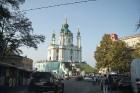 No Svētā Andreja katedrāles (1748—1767) paveras tāls un plašs skatiens uz Kijevu.  Vairāk informācijas - www.kyivcity.travel 1