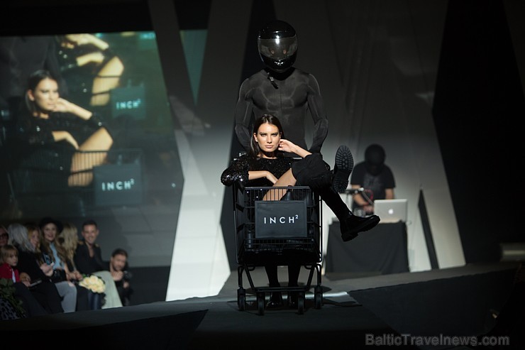 Rīgas modes nedēļa «Riga Fashion Week» kā magnēts pievelk radošu publiku.  Foto: Mark Litvyakov/Arkady Gluhih 163922