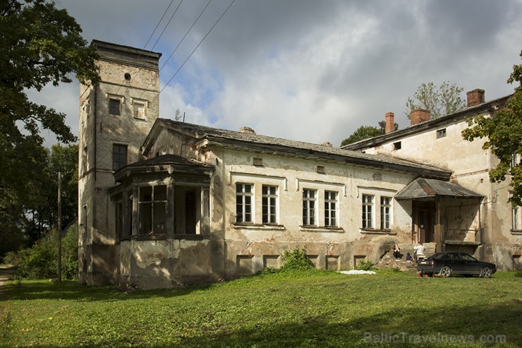18.gadsimtā celtā Nabes muižas kungu māja 19.gadsimtā vidū tika pārbūvēta neorenesanses villas formās. 19.gadsimtā Nabes muiža piederēja baronu fon Si 18.gadsimtā celtā Nabes muižas kungu māja 19.gadsimtā vidū tika pārbūvēta neorenesanses villas formās. 19.gadsimtā Nabes muiža piederēja baronu fon Si 164417