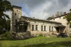 18.gadsimtā celtā Nabes muižas kungu māja 19.gadsimtā vidū tika pārbūvēta neorenesanses villas formās. 19.gadsimtā Nabes muiža piederēja baronu fon Si 1