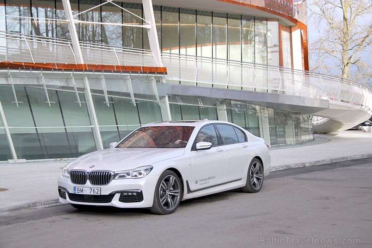 Ar jauno BMW 730d xDrive braucam lūkot Liepājas koncertzāli «Lielais dzintars» 164694