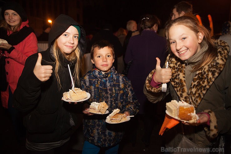 18.novembra Dižtorte sadalīta 13 700 gabaliņos, un ar to mielojies rekordliels cilvēku skaits 164936